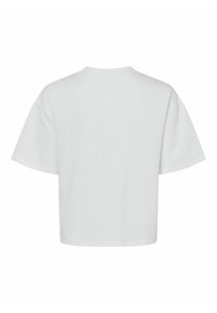 Bijela skraćena majica od mekog pamuka. Ima kratke rukave i opušteni kroj s jednostavnim, čistim dizajnom. Nema vidljivih logotipa ili uzoraka.