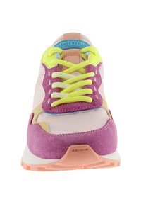 Zapatillas con una parte superior de malla rosa y acentos de ante púrpura, cordones amarillos neón y un logo azul claro en la lengüeta. Suela de color rosa claro.