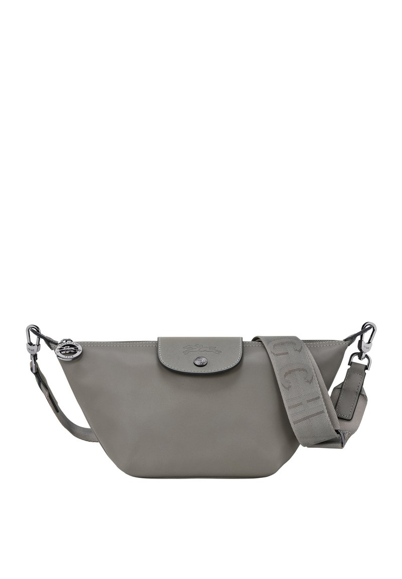 Graue Leder-Crossbody-Tasche mit runder Form, Druckknopfverschluss und Logodetail. Mit einem strukturierten Riemen und silbernen Hardware-Akzenten.