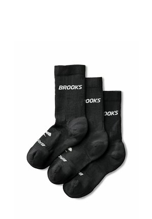 Tre par sorte crew-sokker med ribbet tekstur og hvid "BROOKS" logo på læg og fod, vist overlappende på hvid baggrund.