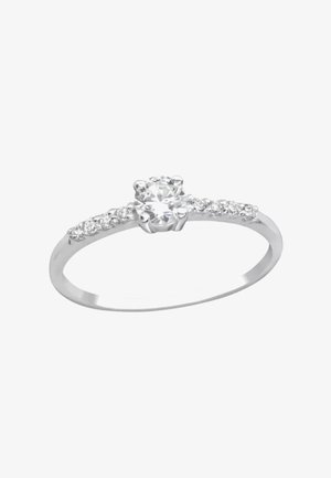Bague en argent avec une pierre centrale ronde et claire, entourée de petites pierres claires le long de l'anneau, présentant une finition polie et lisse.