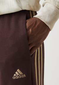 adidas Sportswear M 3S FT TC PT - Spodnji deli trenirk - shadow brown