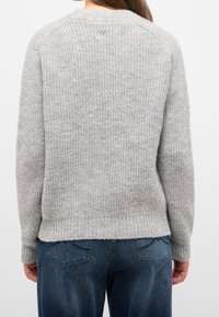 Szary dzianinowy sweter o prążkowanej fakturze, z okrągłym dekoltem i długimi rękawami. Posiada małe logo na górnej części pleców.