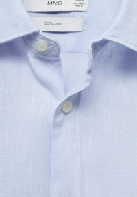 Lichtblauw linnen shirt met een button-down kraag, voorzien van een gestructureerde stof en een enkele witte knop bij de hals. Labels zichtbaar aan de binnenkant.