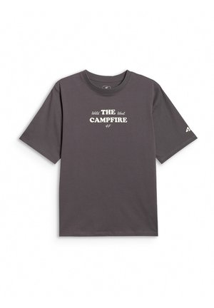 Ciemnoszary T-shirt z krótkim rękawem z białym napisem "Wild THE West CAMPFIRE 4F" na środku przodu oraz małym logo "4F" na lewym rękawie.