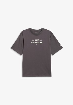 Ciemnoszary T-shirt z krótkim rękawem z białym napisem "Wild THE West CAMPFIRE 4F" na środku przodu oraz małym logo "4F" na lewym rękawie.