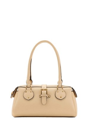 Bolso de mano de cuero beige con asas dobles, tirante delantero con hebilla y parches decorativos redondeados en cada lado.