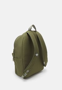 adidas Originals ADICOLOR - Dnevni ruksak - focus olive