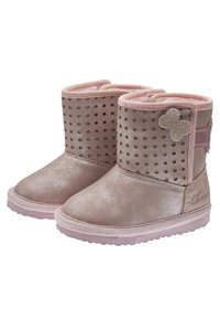 Rosa faux-suede ankstövlar med perforerat mönster, strukturerad yta, mjuk insida och en glittrande blomsterdetalj på sidan.