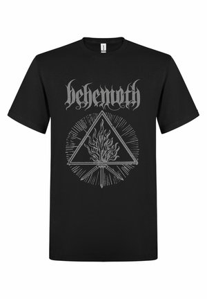 Sort t-shirt med grå "behemoth" tekst over en flammende fakkel inde i en trekant omgivet af udstrålende linjer.