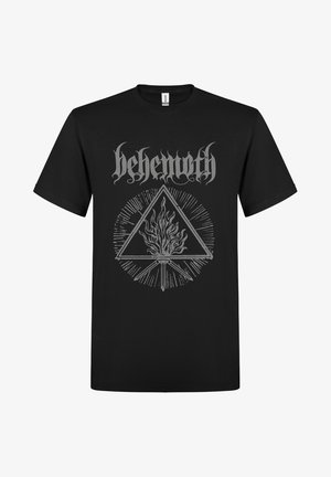 Černé tričko se šedým textem "behemoth" nad hořícím pochodní uvnitř trojúhelníku obklopeného vyzařujícími liniemi.