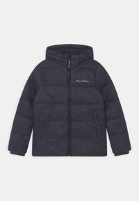 Marinblå puffjacka med huva, med dragkedja fram, sidofickor och subtil logotyp på bröstet. Slät, isolerad tyg.