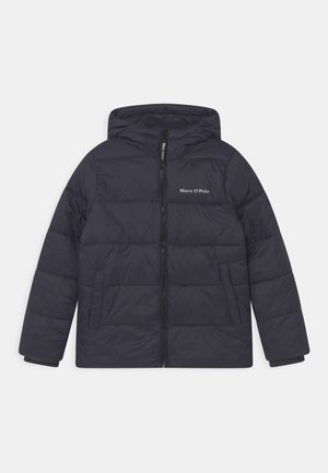 Doudoune marine avec capuche, dotée d'une fermeture éclair sur le devant, de poches latérales et d'un logo discret sur la poitrine. Tissu lisse et isolant.