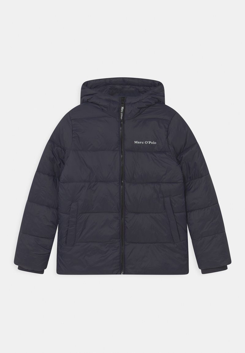 Marinblå puffjacka med huva, med dragkedja fram, sidofickor och subtil logotyp på bröstet. Slät, isolerad tyg.