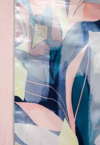 Stoff mit floralem Design in sanften Pastelltönen, die rosa, blau und grün umfassen. Glatte Textur mit abstrakten Blattmustern.
