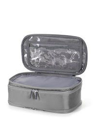 Custodia cosmetica grigia con esterno texturizzato, chiusura con zip e tasca trasparente all'interno. Contiene divisori organizzativi per riporre gli oggetti.