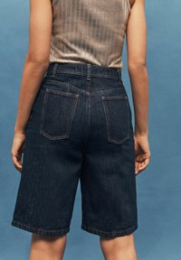 Next LONGLINE - REGULAR FIT - Džinsiniai šortai - dark blue