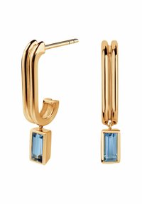 Złote kolczyki w formie obręczy z zakrzywionym wzorem, z prostokątnym wisiorem z niebieskiego kamienia. Gładka tekstura, wypolerowane wykończenie.