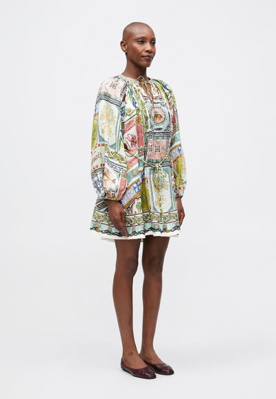 Rochie mini multicolor cu un model floral și abstract, mânecă lungă, decolteu cu șnur și o textură lejera.