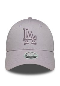 Cappellino regolabile viola con logo ricamato "LA" sulla parte frontale, texture liscia, visiera curva e un'etichetta rotonda con marchio sul brim.