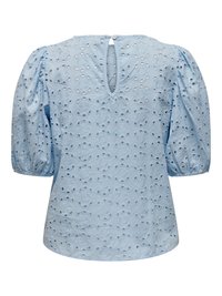 Lichtblauw blouseje van eyelet kant met pofmouwen, elastische manchetten en een keyhole-achtersluiting met een knoop.