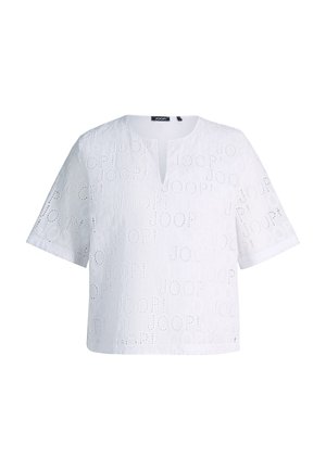 Biała bluzka z krótkim rękawem z wyciętym wzorem tworzącym napis "JOOP!" oraz małym klinem w kształcie litery V poniżej okrągłego dekoltu.