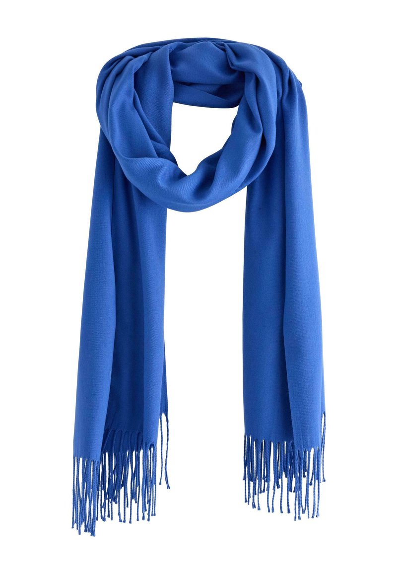 Niebieski szalik z miękkiego materiału, charakteryzujący się gładką teksturą i frędzlami na brzegach. Jest długi i swobodnie opada.
