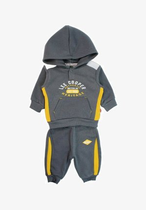 Ensemble de sweat à capuche gris et de pantalon, avec des accents jaunes, un détail blanc aux épaules et une poche avant. Mélange de coton, coupe décontractée.