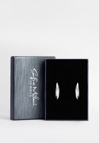 Silverörhängen visade i en svart sammetfodrad låda, med en elegant, avlång design och en blank yta.