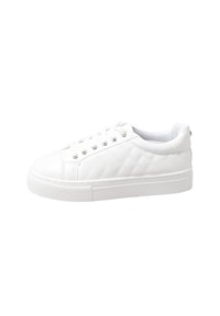 Zapatillas blancas con una parte superior sintética lisa y brillante, patrón de diamantes, cordones en la parte delantera, punta redonda y suela de goma texturizada.