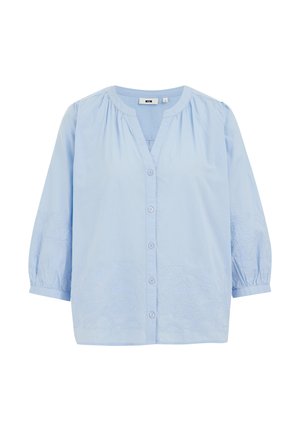 Helles blaues Blusenshirt mit V-Ausschnitt, dreiviertellangen Ärmeln und bestickten Blumenmustern auf der unteren Vorderseite. Aus Baumwolle.