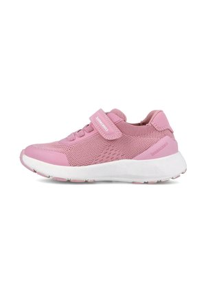 Zapatilla deportiva rosa con parte superior de malla, correa de Velcro y suela de goma blanca. Presenta cordones, acentos texturizados y el logo de la marca en el lateral.