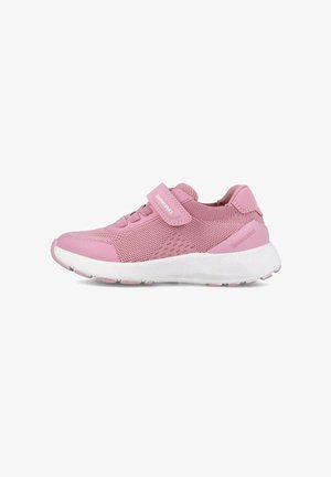 Zapatilla deportiva rosa con parte superior de malla, correa de Velcro y suela de goma blanca. Presenta cordones, acentos texturizados y el logo de la marca en el lateral.