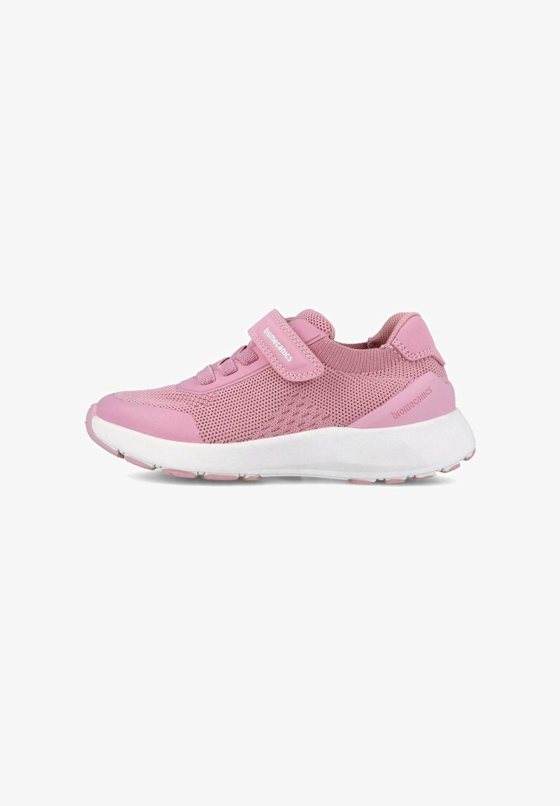 Zapatilla deportiva rosa con parte superior de malla, correa de Velcro y suela de goma blanca. Presenta cordones, acentos texturizados y el logo de la marca en el lateral.