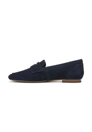 Mocassino blu navy con texture, tacco basso marrone e dettaglio con cinturino sulla parte superiore, mostrato di profilo su sfondo bianco.