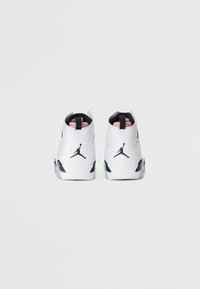 Fehér magasszárú sneakers fekete kiegészítőkkel, kiemelkedő Jumpman logóval, texturált anyaggal és rózsaszín sarokpánttal.