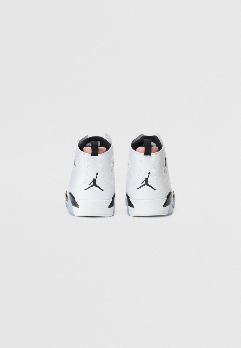 Białe wysokie trampki z czarnymi akcentami, z wyraźnym logo Jumpman, teksturowanym materiałem i różową taśmą na pięcie.