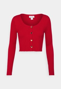 Cardigan court en maille côtelée rouge avec manches longues et quatre boutons dorés en forme de cœur sur le devant.