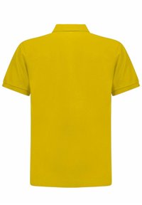 Polo giallo con colletto, maniche corte e una texture liscia. Design semplice e colore uniforme, senza motivi o dettagli visibili.