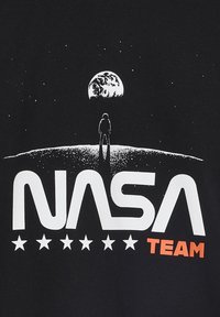 Schwarzes T-Shirt mit einem weißen Grafikdesign eines Astronauten, der auf einer Mondoberfläche steht, mit der Erde im Hintergrund und dem Text "NASA TEAM".