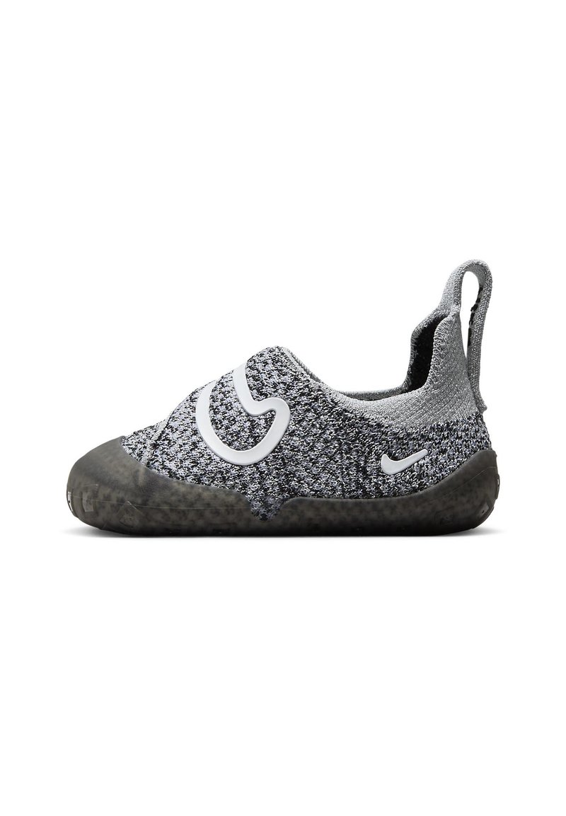 Zapatilla de punto gris sin cordones con parte superior texturizada, suela de goma negra y acento de logotipo blanco en el lateral. Cuenta con una lengüeta trasera para facilitar el uso.