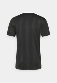 Camiseta negra de manga corta con cuello redondo. Presenta una sutil textura de rayas en un tono más oscuro de negro en la parte trasera.