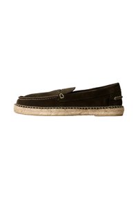 Scarpe slip-on in suede marrone con suola in giuta intrecciata, caratterizzate da un piccolo ornamento decorativo sulla parte superiore e una texture liscia.