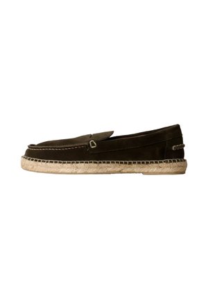 Chaussures slip-on en suède marron avec une semelle en jute tressée, présentant un petit accent décoratif sur le dessus et une texture lisse.