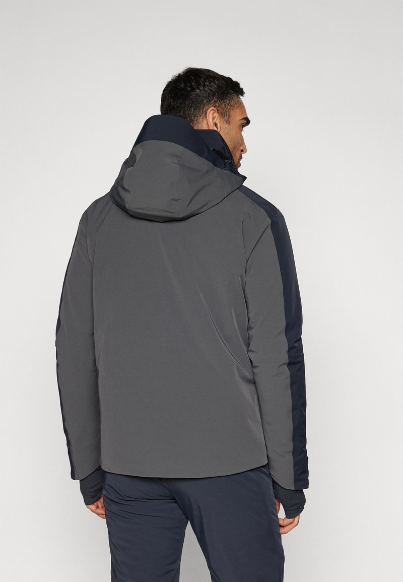 Giacca isolata grigia con cappuccio, caratterizzata da accenti grigi più scuri sulle spalle e sulle maniche, texture liscia e design moderno.