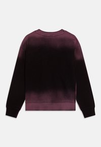 Ciemnofioletowa bluza z efektem gradientu przechodzącym w jaśniejszy odcień, z okrągłym dekoltem i ściągaczami na rękawach.