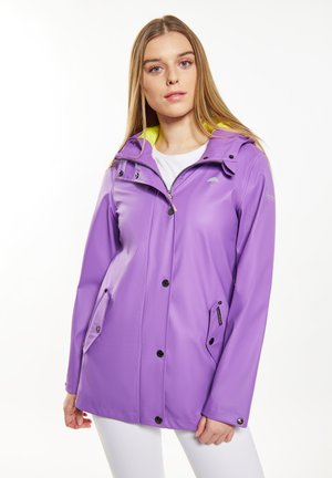 Lavendel waterdichte jas met capuchon, voorzien van zwarte hardware, twee zijzakken en een contrasterende gele binnenvoering. Soepele textuur.