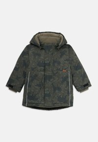 Barns mørkegrønne vinterjakke med camouflageprint af dyr og grene, hætte, to frontlommer og reflekterende kanter på siderne.