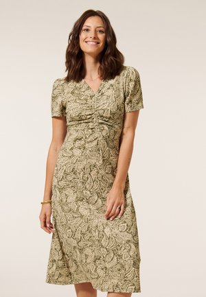 Groene paisleyprint jurk met korte pofmouwen, een v-hals en geraffineerde details bij de taille, gemaakt van een lichte, gestructureerde stof.