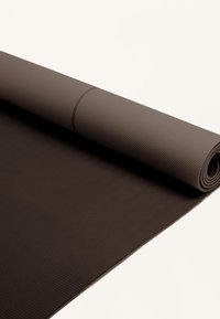 Jóga matrac, sötétbarna, textúrált felülettel és bordás mintázattal, részben kinyitva, sima szélekkel és enyhe fényességgel.